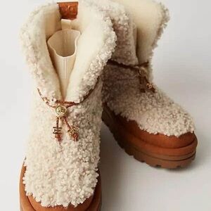 Cozy Sherpa Boots Size 9 Sam Edelman